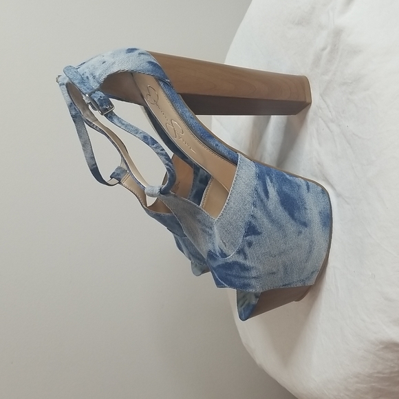 Shoes - Picture 4 of 8